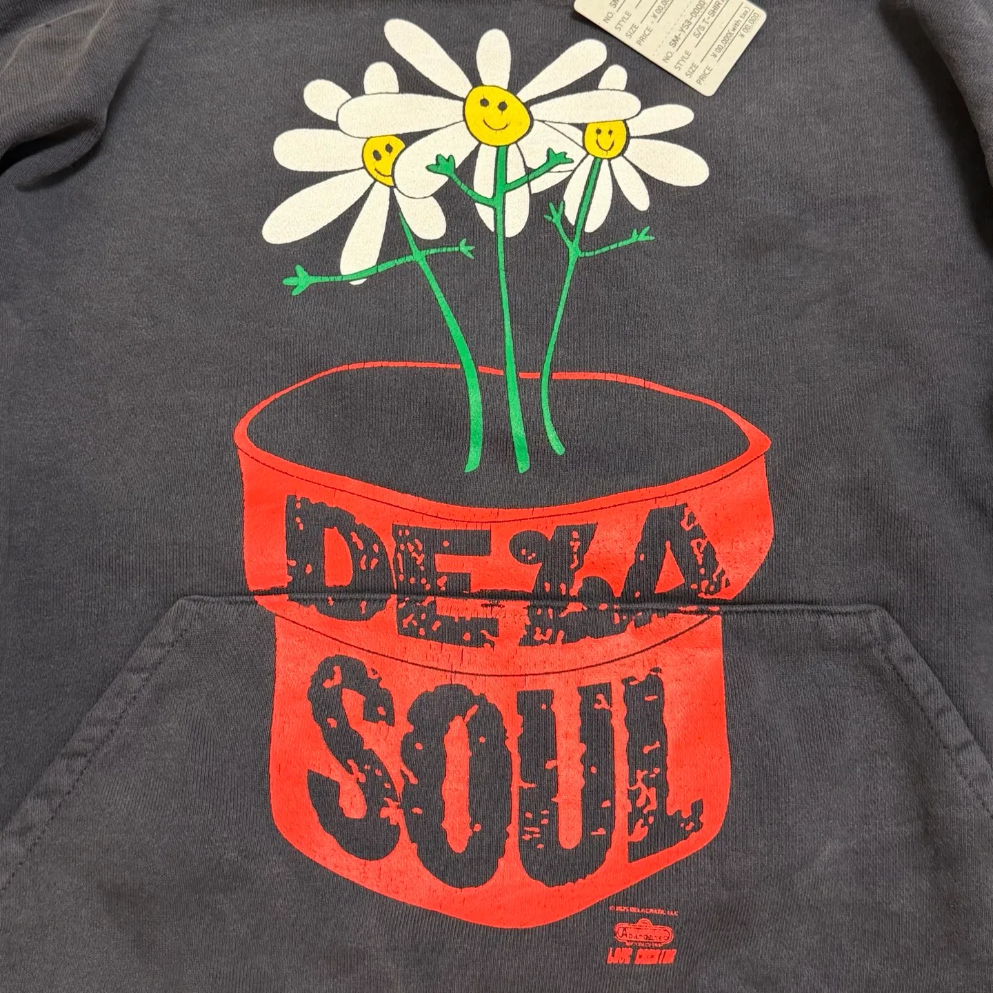SAINT Mxxxxxx × DE LA SOUL DLS_HOODIE/DE LA SOUL/BLK DE LA SOUL co-branded potted plant destruction hoodie, washed black S-XL, a very important hoodie this season. It embodies the brand philosophy through the humorous potted plant and slogan design. In addition, through a large number of hand-made fraying, cutting and other damage processing, as well as heavy washing and oxidative fading treatment, a perfect Vintage effect is created. Original mold opening Customized co-branded main mark and wash water mark, correct version